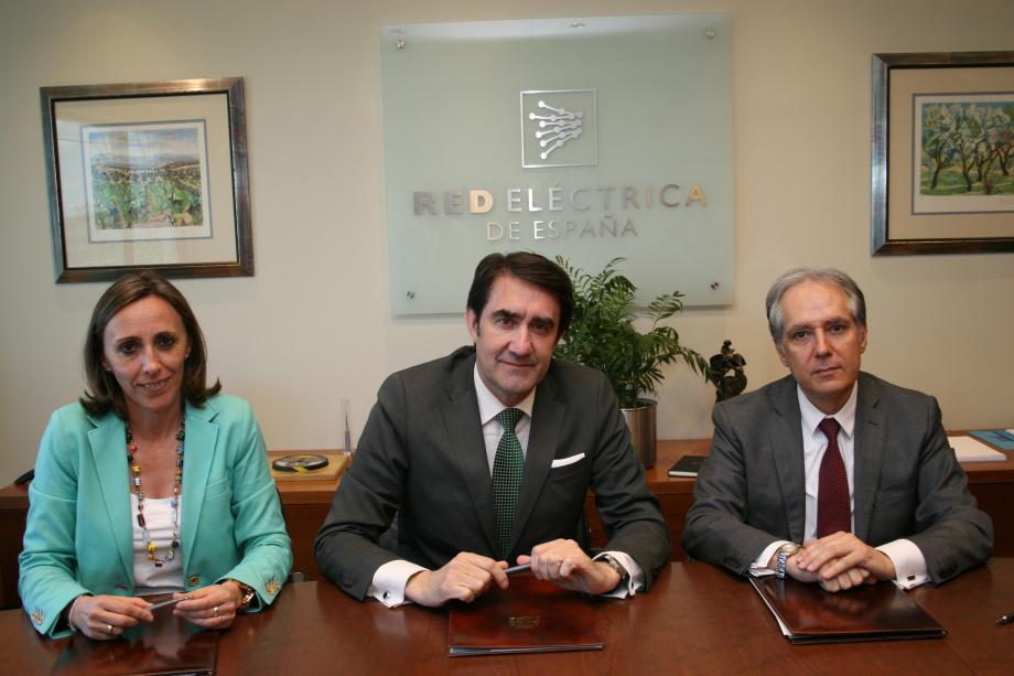 La directora general de Transporte de Red Eléctrica, Eva Pagán; el consejero de Fomento y Medio Ambiente de la Junta de Castilla y León, Juan Carlos Suárez-Quiñones, y el director general de Operación de Red Eléctrica, Miguel Duvison.