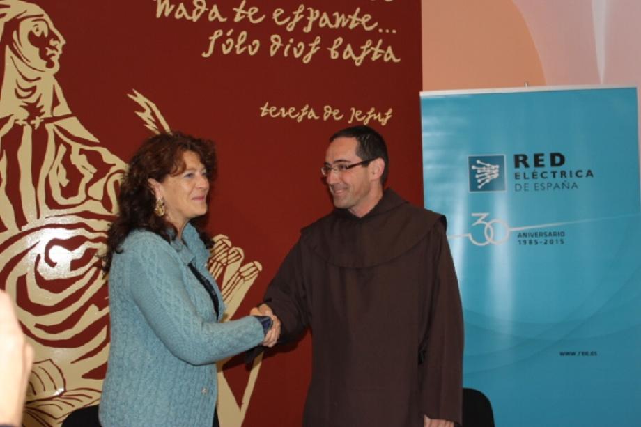 El presidente de la Fundación V Centenario, el padre Miguel Márquez, y la directora de Asuntos Corporativos y Relaciones Institucionales de Red Eléctrica de España, Ana Cuevas, han rubricado este acuerdo,que permitirá también acometer algunas actuaciones museísticas complementarias a la iluminación.