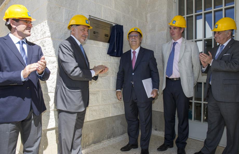 De izquierda a derecha, el alcalde de Puebla de Guzmán, Antonio Beltrán; el presidente de Redes Energéticas Nacionais, Emilio Rui; el presidente de Red Eléctrica, José Folgado; el secretario general de Innovación de la Junta de Andalucía, Vicente Fernández, y el subdelegado del Gobierno en Huelva, Enrique Pérez, descubren una placa conmemorativa de la inauguración de la interconexión eléctrica entre España y Portugal.