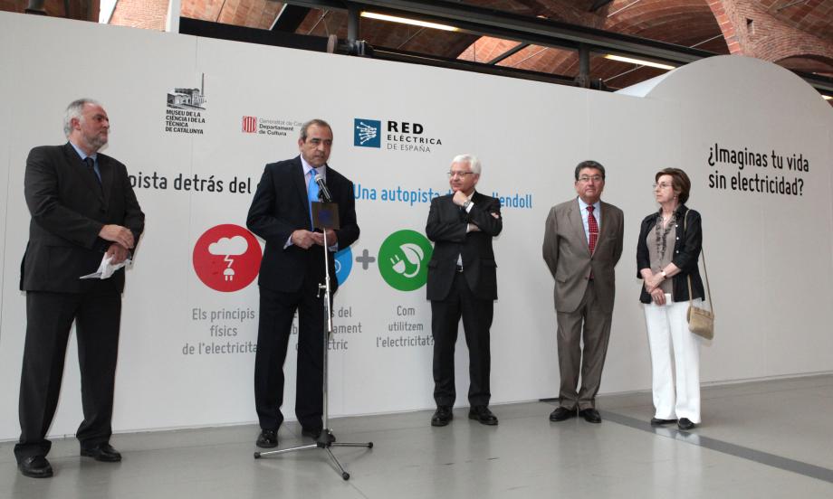 De izquierda a derecha, el director del Museu de la Ciència i de la Tècnica de Catalunya, Jaume Perarnau; el director corporativo de Comunicación y Responsabilidad Corporativa de Red Eléctrica de España, Antonio Prada; conseller de Cultura de la Generalitat, Ferran Mascarell; el delegado regional de Red Eléctrica en Cataluña, Lluis Pinós, y la concejala de Turismo del Ayuntamiento de Tarrasa, Teresa Casals.