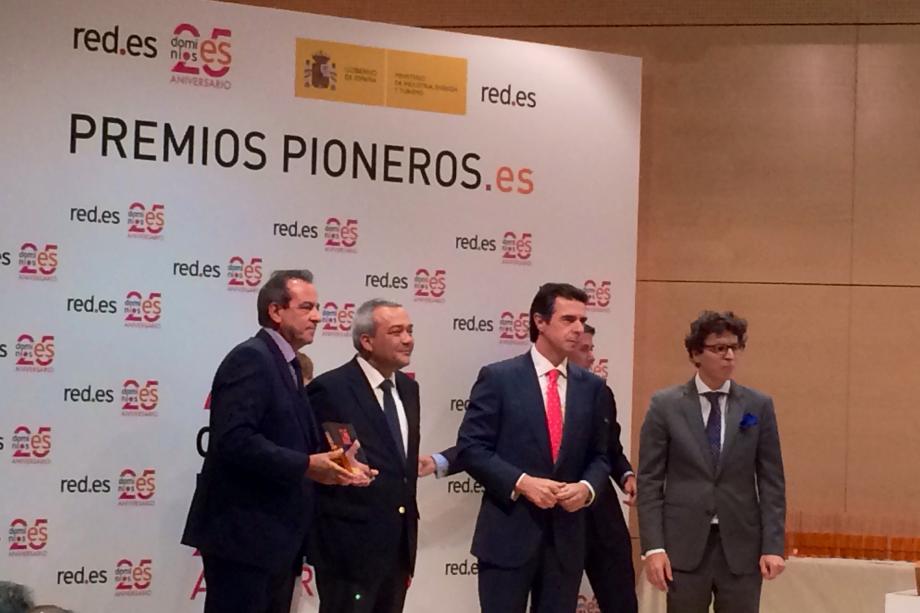 Antonio Prada, director corporativo de Comunicación y Responsabilidad Corporativa (primero por la izquierda), con el galardón entregado por José Manuel Soria, ministro de Industria, Comercio y Turismo.