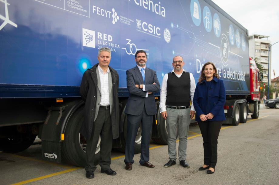 El Coordinador Institucional del CSIC en Cantabria, el Delegado Regional Norte de Red Eléctrica, el Concejal de Educación y Cultura del Ayuntamiento de Laredo y la Directora del Departamento de Cultura Científica de FECYT, en la presentación de proyecto Movilab en Laredo (Cantabria).