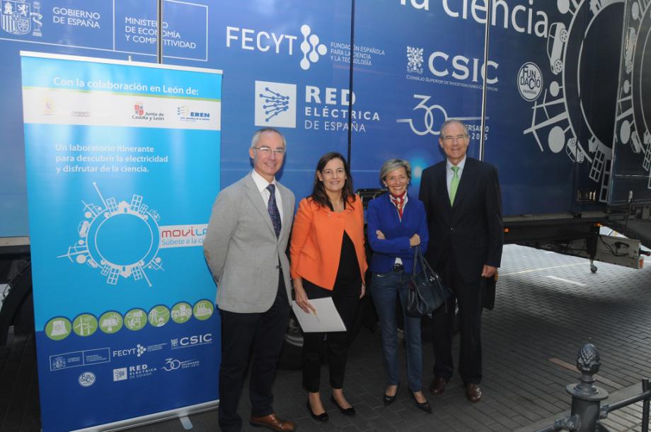 El Director General de Industria, Energía y Minas de Castilla y León, la Directora del Departamento de Cultura Científica de FECYT, la Concejala de Urbanismo del Ayuntamiento de León y el Delegado Regional Centro de Red Eléctrica, en la presentación del proyecto Movilab en León.