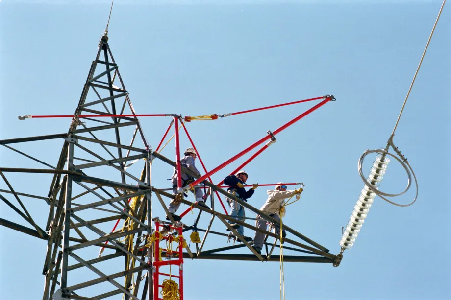 Sustitución de cadena de aisladores de amarre