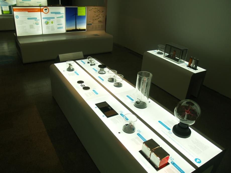 El laboratorio de la electricidad Mesa de laboratorio de experimentos eléctricos.