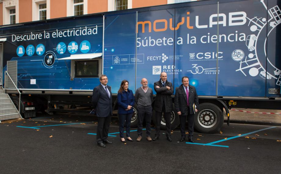 Presentación institucional del camión científico Movilab en Logroño. Acudió el Teniente Alcalde de Medioambiente y Energía del Ayuntamiento de Logroño, y el Gerente de la Agencia de Desarrollo Económico de La Rioja (ADER), junto con el Delegado Regional Ebro de Red Eléctrica y autoridades de FECYT y del CSIC.