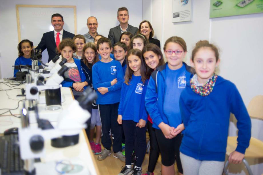 Varios escolares, durante uno de los talleres del laboratorio móvil en Munguía (Vizcaya).