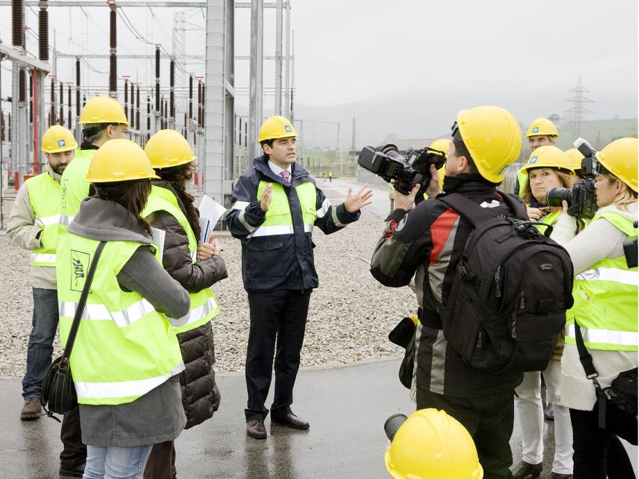 Antonio González Urquijo, delegado de Red Eléctrica en Cantabria, explica a los medios la subestación de Penagos