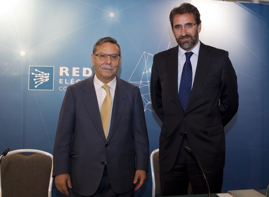 El presidente de Red Eléctrica de España, José Folgado, junto al director corporativo Económico Financiero, Juan Lasala.