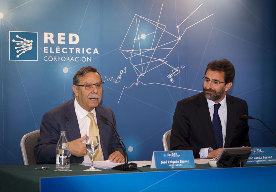 El presidente de Red Eléctrica de España, José Folgado, junto al director corporativo Económico Financiero, Juan Lasala, en un momento de la rueda de prensa de la Junta General de Accionistas 2015.