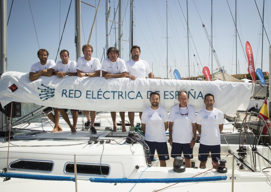 La tripulación del ‘Red Eléctrica de España’ en la presentación del barco, un monotipo de regatas X-35.
