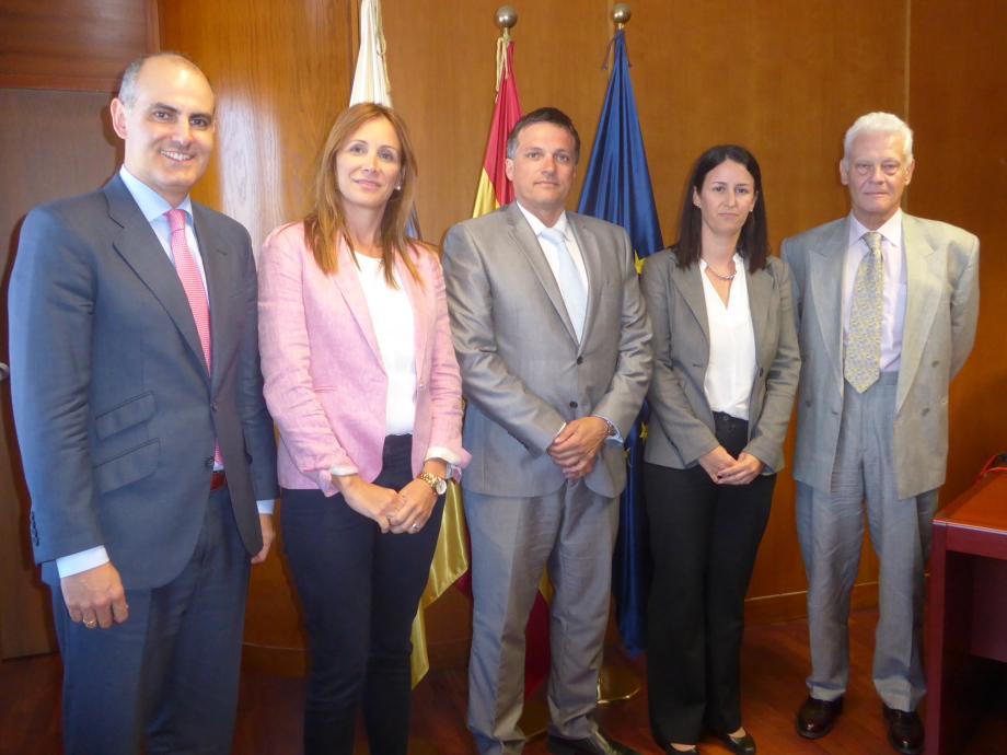 De izquierda a derecha, el director de Mantenimiento de Instalaciones de Red Eléctrica, Manuel López, la delegada regional de la compañía en las Islas, Ainara Irigoyen; el viceconsejero de Industria, Energía y Comercio del Gobierno de Canarias, Adrián Mendoza; la jefa de la Demarcación de Transporte de Canarias de Red Eléctrica, Vidina León, y el subdirector general de Transporte de Red Eléctrica, Alberto Granda.