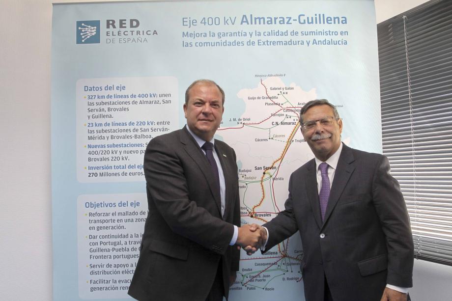 The President of the Government of Extremadura, José Antonio Monago (left), greeting José Folgado, Chairman of Red Eléctrica de España.