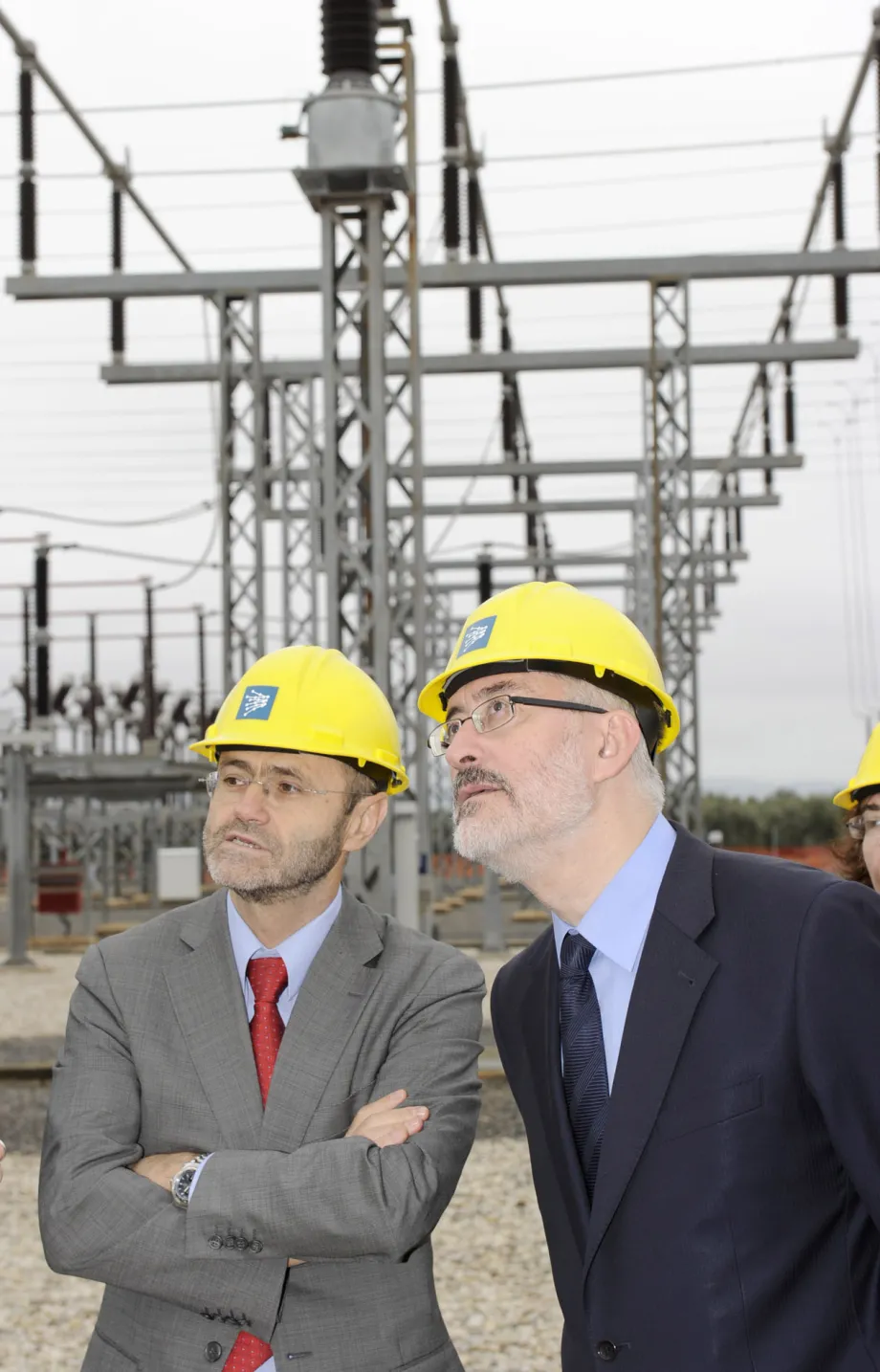 De izqda a dcha: Luis Atienza y Antonio Avila durante la visita a la subestacion de Guadame