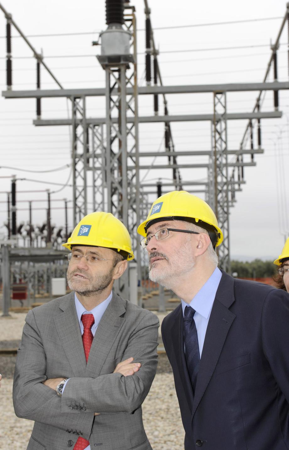 REE completa el principal eje de transporte de energía eléctrica entre el norte y el sur de Andalucía De izqda a dcha: Luis Atienza y Antonio Avila durante la visita a la subestacion de Guadame