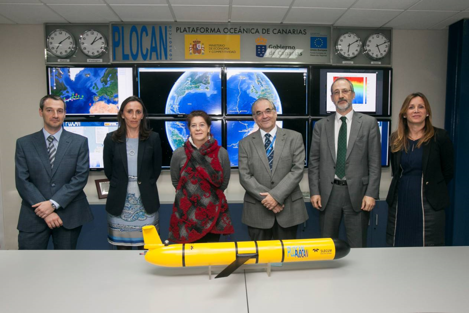 De izquierda a derecha: el director de Proyectos de Red Eléctrica, Juan Prieto; la directora de Mantenimiento de Red Eléctrica, Eva Pagán; la directora de Asuntos Corporativos y Relaciones Institucionales de Red Eléctrica, Ana Cuevas, Octavio Llinás Gonzéz, director de la Plataforma Oceánica de Canarias; el director general de Transporte de Red Eléctrica, Carlos Collantes, y la delegada regional de Red Eléctrica en Canarias, Ainara Irigoyen, en una foto de grupo en la sede de PLOCAN.