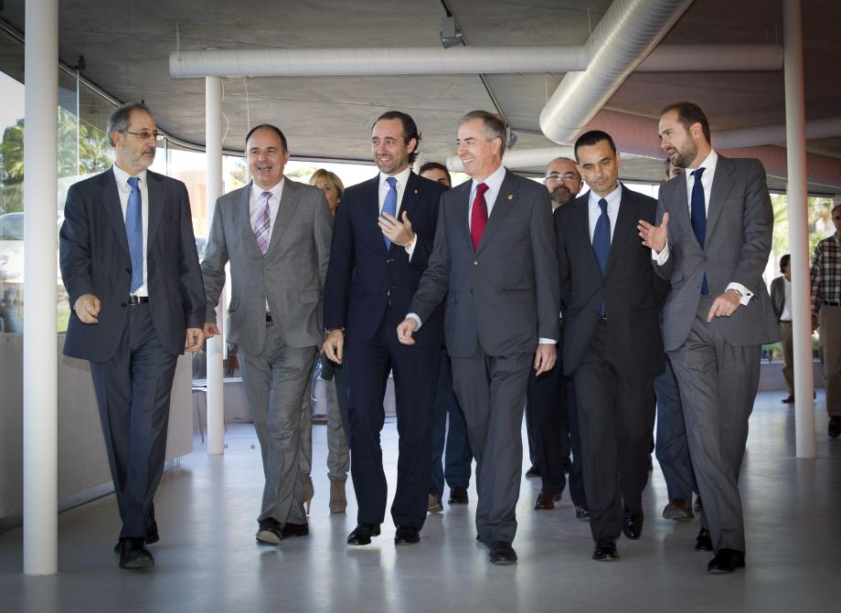 Representantes de Red Eléctrica y de las instituciones baleares a su llegada al Centro Cultural del pueblo de Jesús en Santa Eulalia del Río (Ibiza), donde se ha presentado el proyecto.