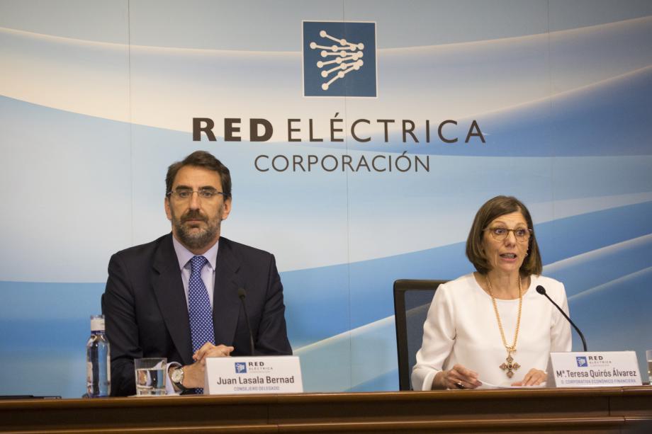 La directora corporativa Económico-Financiera, Teresa Quirós, junto al consejero delegado, Juan Lasala, en un momento de la presentación de resultados del 2016.