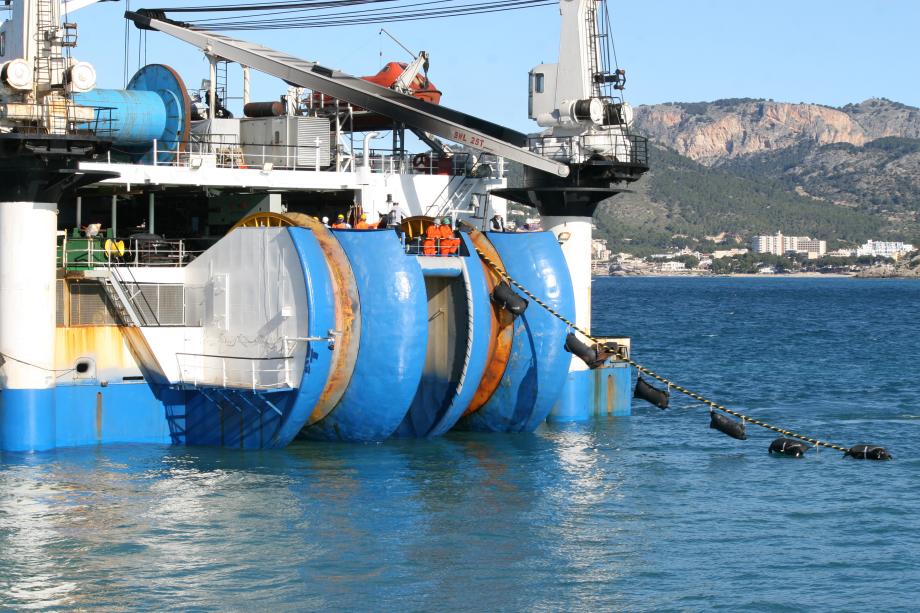 Proyecto Rómulo El buque Guiulio Verne" durante el tendido del tercer cable eléctrico entre Península y Baleares"
