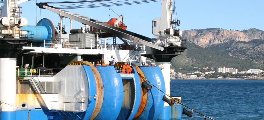 El buque Giulio Verne" durante el tendido del tercer cable eléctrico entre la Península y Baleares."