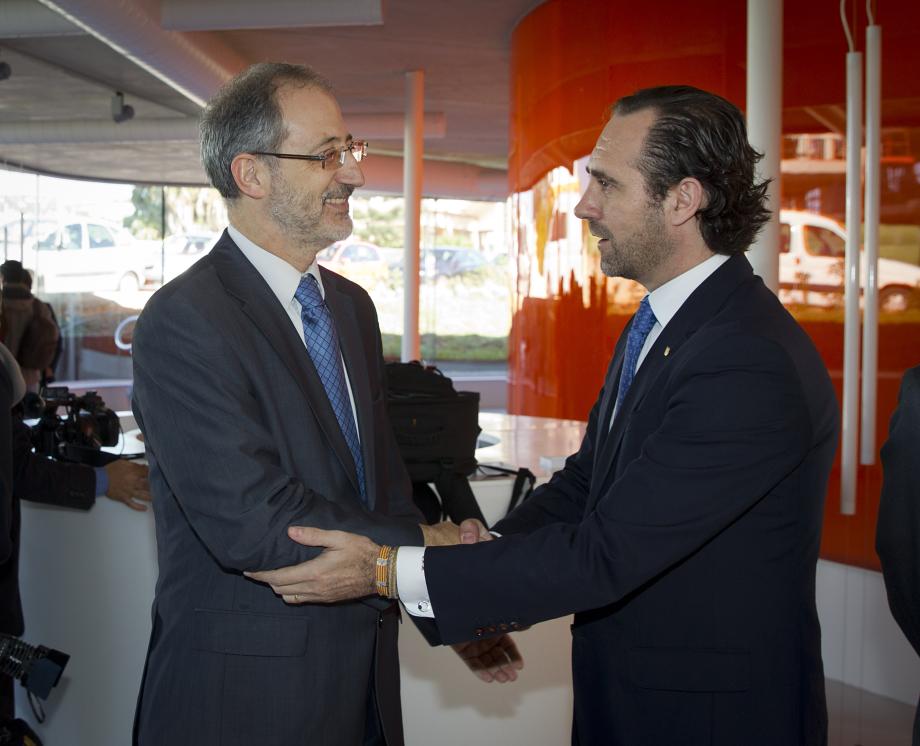 Carlos Collantes (a la izquierda), director general de Transporte de Red Eléctrica de España, saluda a José Ramón Bauzá presidente del Gobierno balear.