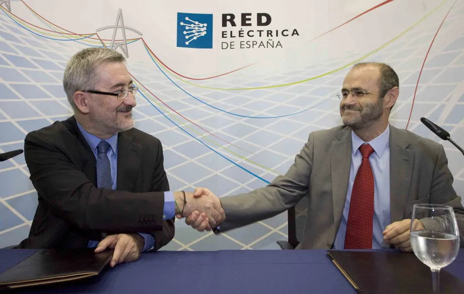 De izqda a dcha: Antonio Avila y Luis Atienza  durante la firma del convenio