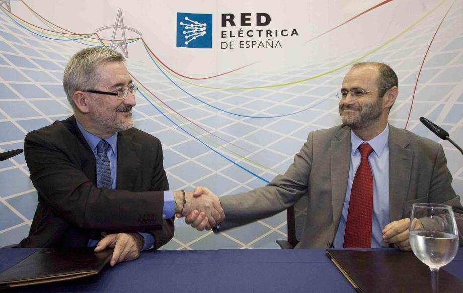 De izqda a dcha: Antonio Avila y Luis Atienza durante la firma del convenio