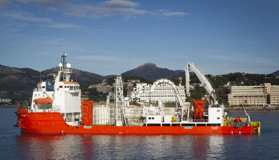 El barco 'Atalanti', realizando los trabajos del tendido en la bahía de Santa Ponsa.