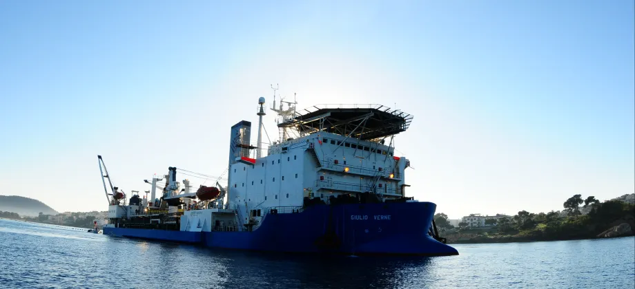 Barco cablero Giulio Verne" durante el tendido en la bahía de Santa Ponsa."
