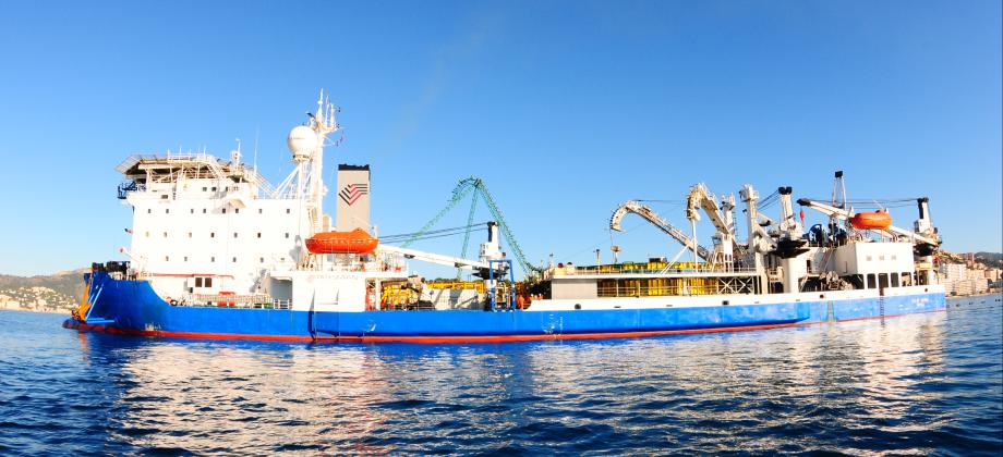 Imagen del barco cablero Giulio Verne" en la bahía de Santa Ponsa (Mallorca)."