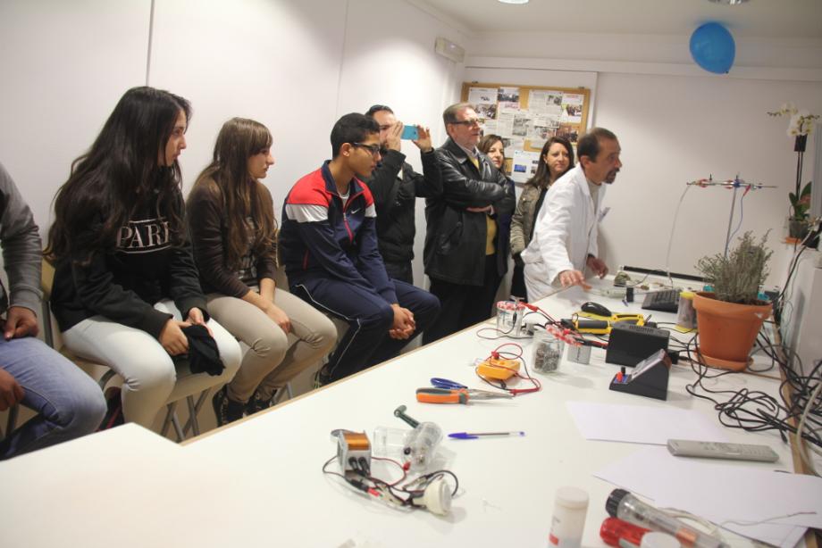 Los escolares de un centro educativo de Torrent (Valencia) observan atentos uno de los experimentos que realiza el monitor.
