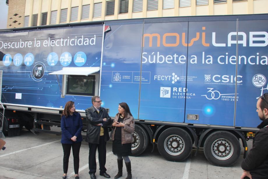 En la presentación del laboratorio Movilab en Torrent (Valencia) estuvieron la Directora del Departamento de Cultura Científica de FECYT, el Alcalde de Torrent y la Delegada Regional Este de Red Eléctrica.