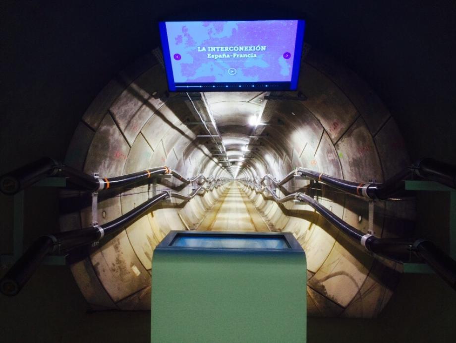 Recreación del túnel de la interconexión España-Francia por los Pirineos orientales.