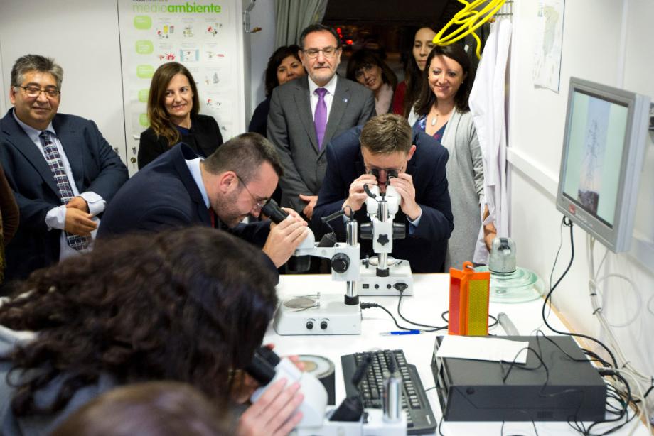 El Presidente de la Generalitat Valenciana y el Alcalde de Villarreal se animaron a participar junto con los escolares en las actividades del laboratorio Movilab.