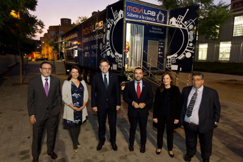 El Rector de la Universitat Jaume I, la Delegada Regional Este de Red Eléctrica, el Presidente de la Generalitat Valenciana, el Alcalde de Villarreal, la Directora del Departamento de Cultura Científica de FECYT y un representante de la Universidad, en la presentación de Movilab en Villarreal, que coincidió con la celebración de la Semana de la Ciencia en el municipio castellonense.