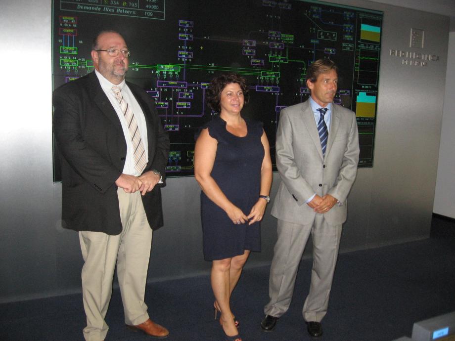 El director general de Industria y Energía de Baleares, la secretaria autonómica de Promoción Empresarial y Ocupación, y el director de REE en Baleares, durante la visita a la sede de la compañía en las islas