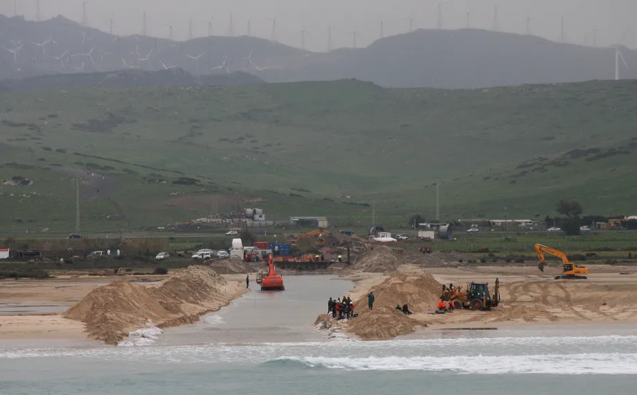 Enlace del cable submarino con el cable subterráneo en la playa de Los Lances (Tarifa).