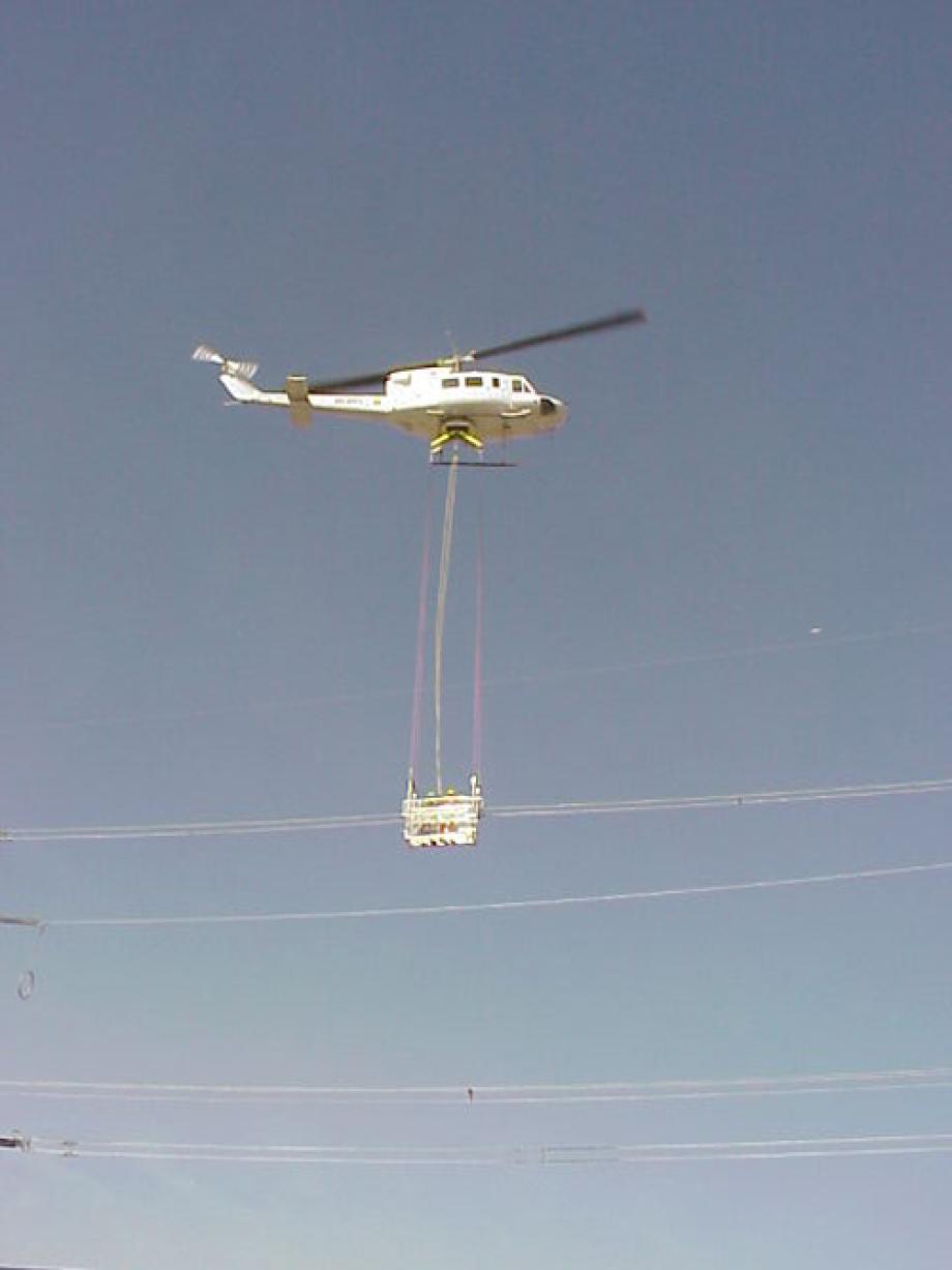 Maintenance works from a suspended gondola alt