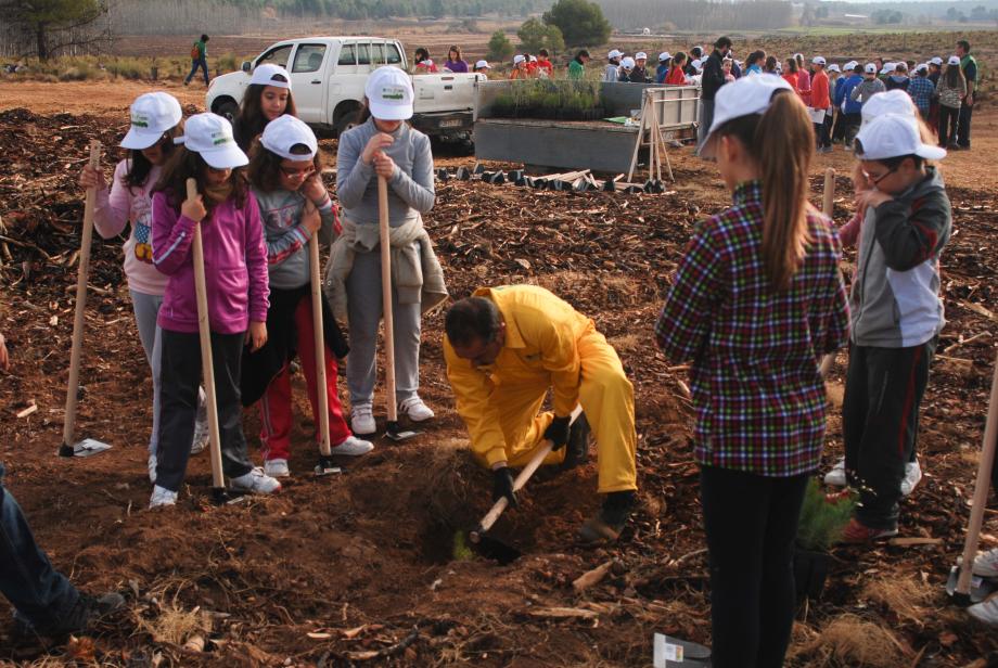 School students of Hellín taking part in one of the sessions on environmental education and reforestation of the Red Eléctrica Forest.