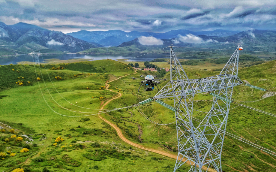 Trabajos de inspección de líneas a pie con dron