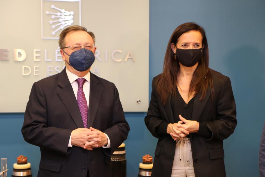 La presidenta de Red Eléctrica, Beatriz Corredor, y el presidente de Ceuta, Juan Jesús Vivas, analizan el proyecto de interconexión eléctrica con la ciudad autónoma