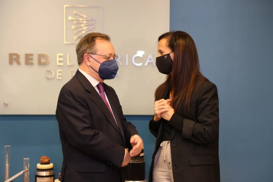 La&nbsp;presidenta de Red Eléctrica, Beatriz Corredor, y el presidente de Ceuta, Juan Jesús Vivas, analizan&nbsp;el proyecto de interconexión eléctrica con la ciudad autónoma