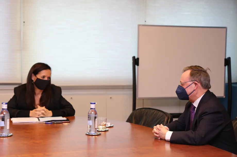 La&nbsp;presidenta de Red Eléctrica, Beatriz Corredor, y el presidente de Ceuta, Juan Jesús Vivas, analizan&nbsp;el proyecto de interconexión eléctrica con la ciudad autónoma