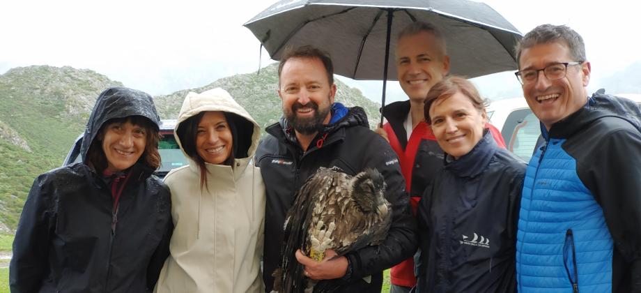 Grupo de personas junto a un quebrantahuesos