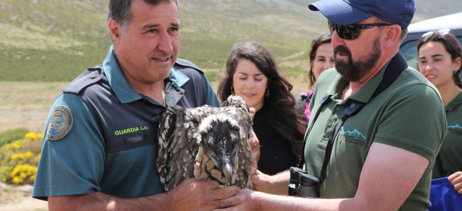 Dos hombres sujetando un quebrantahuesos
