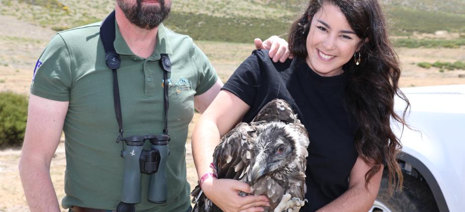 Mujer sujetando un quebrantahuesos