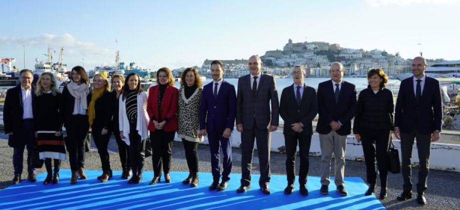 La presidenta de Red Eléctrica, Beatriz Corredor (quinta por la izquierda), junto a la ministra para la Transición Ecológica y el Reto Demográfico, Teresa Ribera, y la presidenta del Govern Balear, Francina Armengol. 