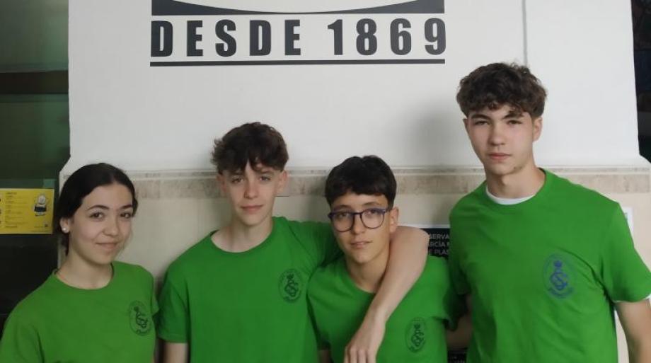 Alumnos de 2º de la ESO, del Colegio San Calixto de Plasencia (Cáceres), ganadores de la final de Entreredes en Extremadura