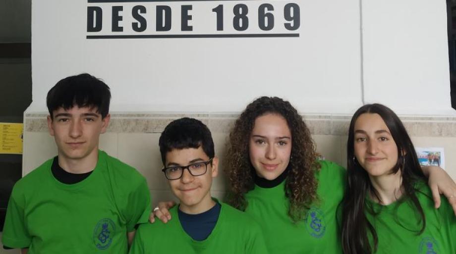 Alumnos de 3º de la ESO, del Colegio San Calixto de Plasencia (Cáceres), ganadores de la final de Entreredes en Extremadura