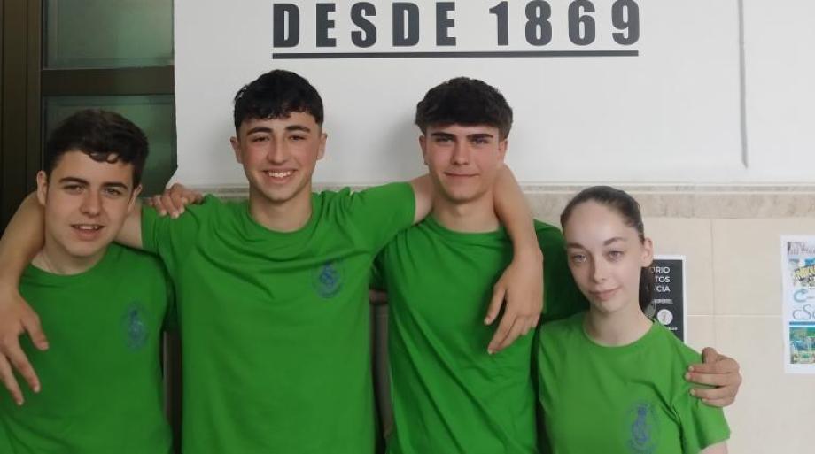 Alumnos de 4º de la ESO, del Colegio San Calixto de Plasencia (Cáceres), ganadores de la final de Entreredes en Extremadura